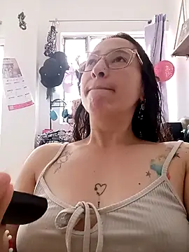 Snapshot of emilypoppy3 chatting on 05/08/26, 12:42 emilypoppy3 online show from 05/08/26, 12:42