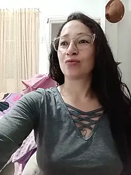Snapshot of emilypoppy3 chatting on 05/27/26, 10:06 emilypoppy3 online show from 05/27/26, 10:06