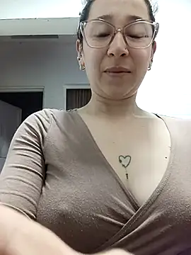 Snapshot of emilypoppy3 chatting on 05/09/26, 12:52 emilypoppy3 online show from 05/09/26, 12:52