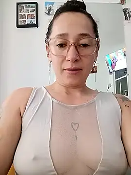 Snapshot of emilypoppy3 chatting on 05/07/26, 12:52 emilypoppy3 online show from 05/07/26, 12:52