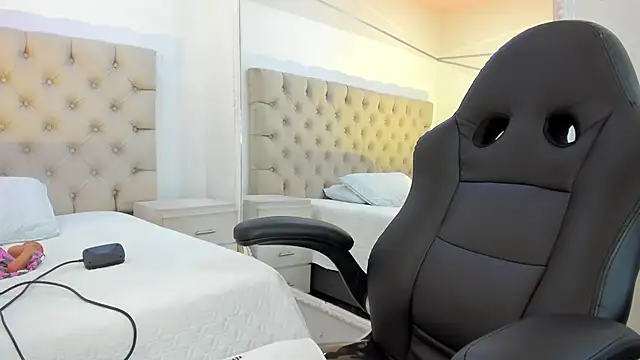 Snapshot of CandyRoxx1_ chatting on 02/19/26, 02:47 CandyRoxx1 online show from 02/19/26, 02:47