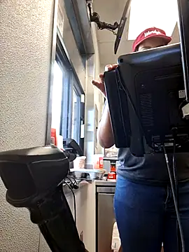 Snapshot of samone9 chatting on 03/13/25, 07:28 samone9 online show from 03/13/25, 07:28