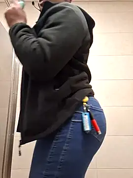 Snapshot of samone9 chatting on 02/17/25, 03:36 samone9 online show from 02/17/25, 03:36