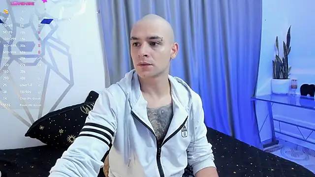 Snapshot of Aron-santoro chatting on 01/12/25, 04:31 Aron-santoro online show from 01/12/25, 04:31