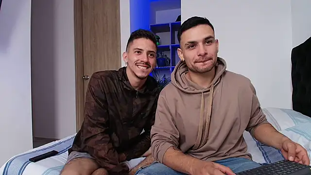 Snapshot of Aron-santoro chatting on 12/22/25, 03:12 Aron-santoro online show from 12/22/25, 03:12