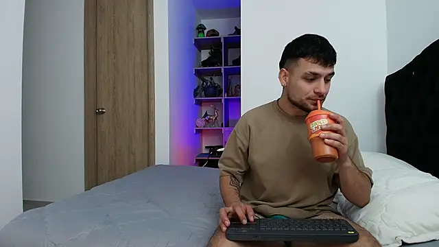 Snapshot of Aron-santoro chatting on 02/26/26, 07:14 Aron-santoro online show from 02/26/26, 07:14