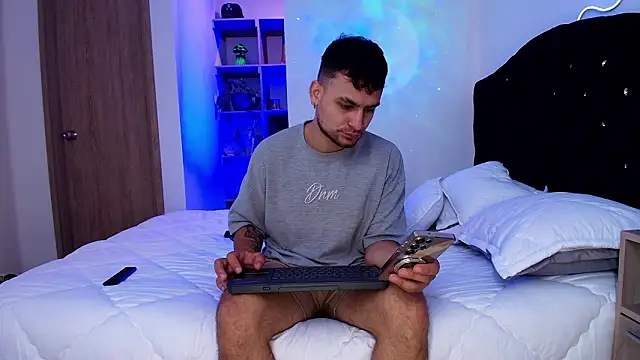 Snapshot of Aron-santoro chatting on 01/13/26, 02:43 Aron-santoro online show from 01/13/26, 02:43