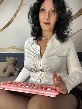 Katie-n online show from 11/11/25, 06:41