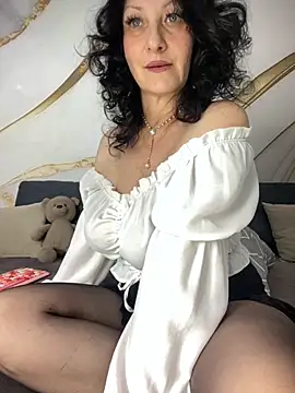 Katie-n online show from 10/21/25, 06:35