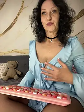 Katie-n online show from 11/17/25, 06:50