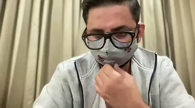 Snapshot of slavekinky001 chatting on 12/21/24, 09:36 slavekinky001 online show from 12/21/24, 09:36