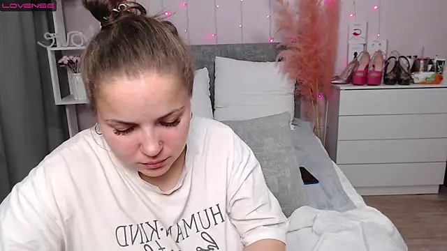 Snapshot of Crazyy_girl_ chatting on 01/08/26, 03:18 Crazyy girl online show from 01/08/26, 03:18