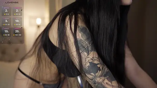 Snapshot of LindaWarners chatting on 10/26/25, 01:28 LindaWarners online show from 10/26/25, 01:28