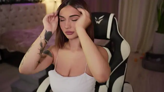 Snapshot of LindaWarners chatting on 01/20/25, 11:10 LindaWarners online show from 01/20/25, 11:10