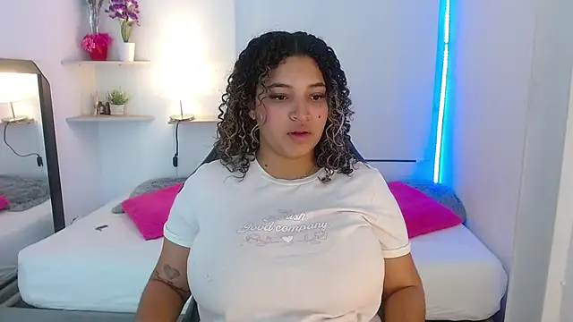Snapshot of Julia_Boobs chatting on 10/20/25, 12:17 Julia Boobs online show from 10/20/25, 12:17