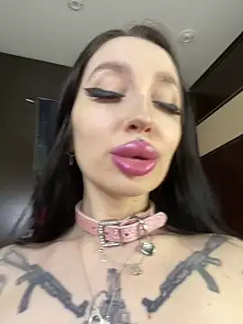 Snapshot of Molly__Moon chatting on 03/03/26, 02:18 Molly Moon online show from 03/03/26, 02:18