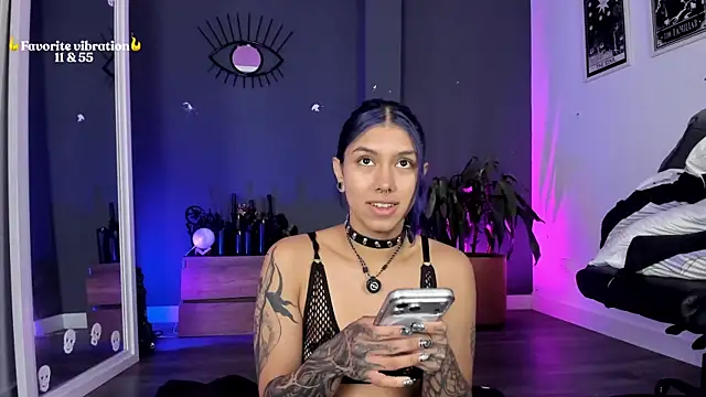 Snapshot of Raven_Witch_ chatting on 05/21/26, 12:24 Raven Witch online show from 05/21/26, 12:24