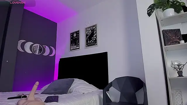 Snapshot of Raven_Witch_ chatting on 03/13/25, 12:37 Raven Witch online show from 03/13/25, 12:37