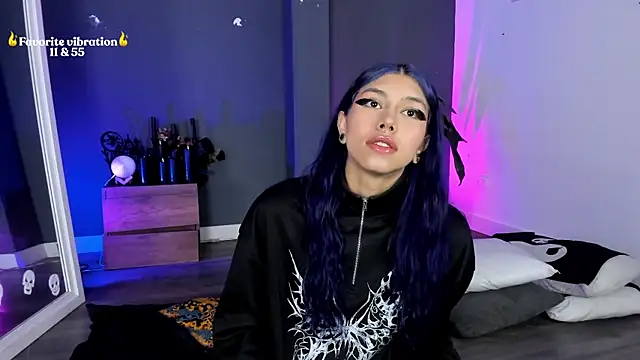 Snapshot of Raven_Witch_ chatting on 05/17/26, 01:11 Raven Witch online show from 05/17/26, 01:11