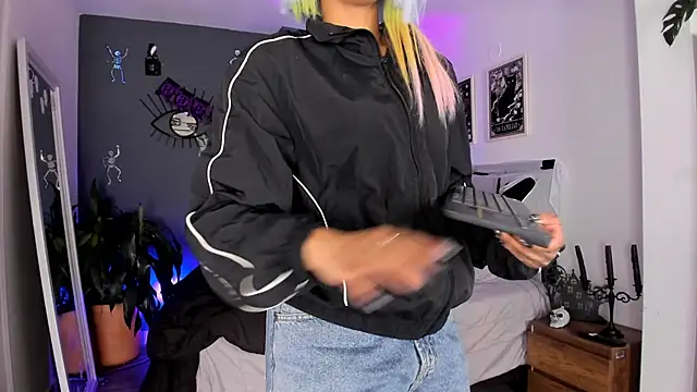 Snapshot of Raven_Witch_ chatting on 10/03/25, 09:27 Raven Witch online show from 10/03/25, 09:27