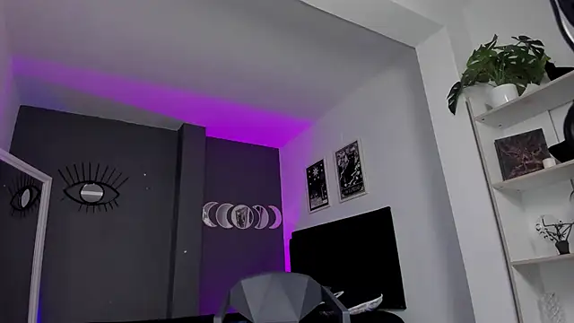 Snapshot of Raven_Witch_ chatting on 03/19/25, 08:32 Raven Witch online show from 03/19/25, 08:32