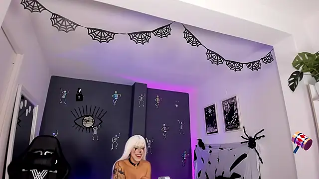 Snapshot of Raven_Witch_ chatting on 10/20/25, 09:04 Raven Witch online show from 10/20/25, 09:04