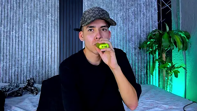 Mike 0233  online show from 03/18/25, 09:34