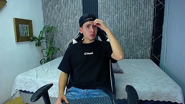 Mike 0233  online show from 10/19/25, 04:37