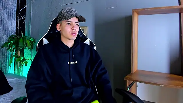 Mike 0233  online show from 03/18/25, 03:23