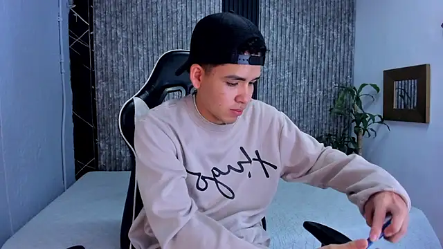 Mike 0233  online show from 09/20/25, 03:55