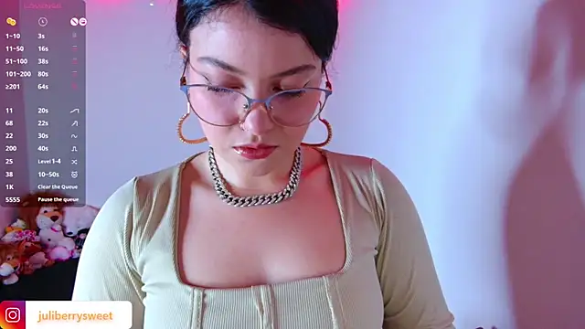 Snapshot of juli05star20 chatting on 11/18/25, 01:10 juli05star20 online show from 11/18/25, 01:10