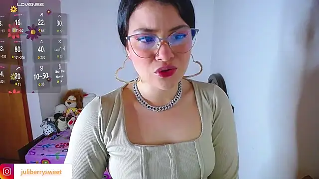 Snapshot of juli05star20 chatting on 10/21/25, 03:17 juli05star20 online show from 10/21/25, 03:17