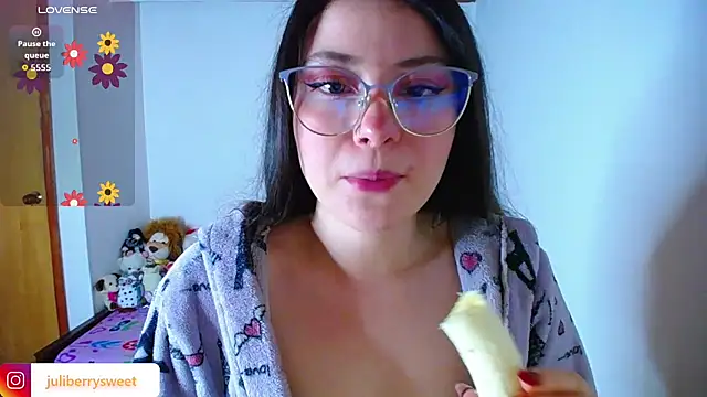 Snapshot of juli05star20 chatting on 10/24/25, 02:21 juli05star20 online show from 10/24/25, 02:21