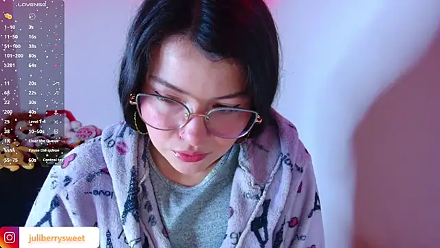 Snapshot of juli05star20 chatting on 12/19/25, 01:31 juli05star20 online show from 12/19/25, 01:31