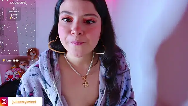 Snapshot of juli05star20 chatting on 11/13/25, 01:42 juli05star20 online show from 11/13/25, 01:42