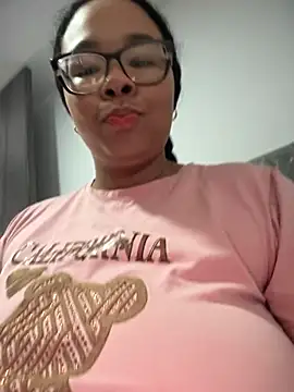 Snapshot of XMara chatting on 09/18/25, 04:43 XMara online show from 09/18/25, 04:43