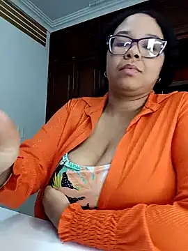 Snapshot of XMara chatting on 02/17/25, 10:49 XMara online show from 02/17/25, 10:49
