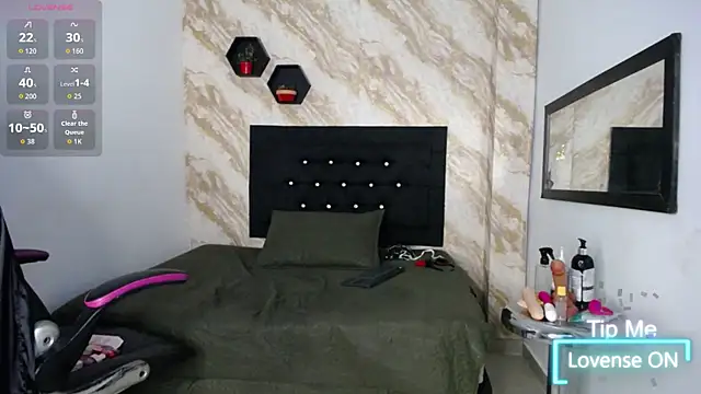 issa  love online show from 05/07/26, 01:03