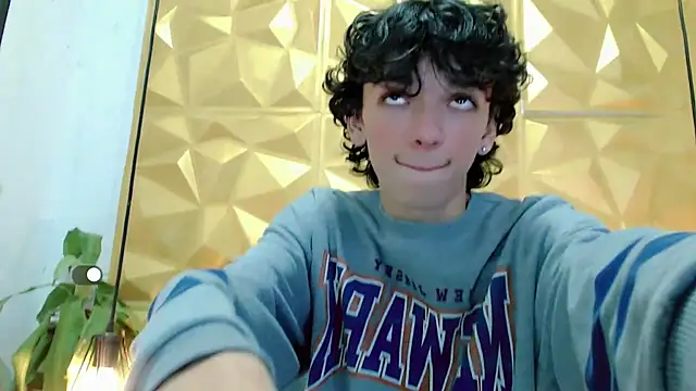 Snapshot of SexyJuliii21 chatting on 02/13/25, 02:45 SexyJuliii21 online show from 02/13/25, 02:45