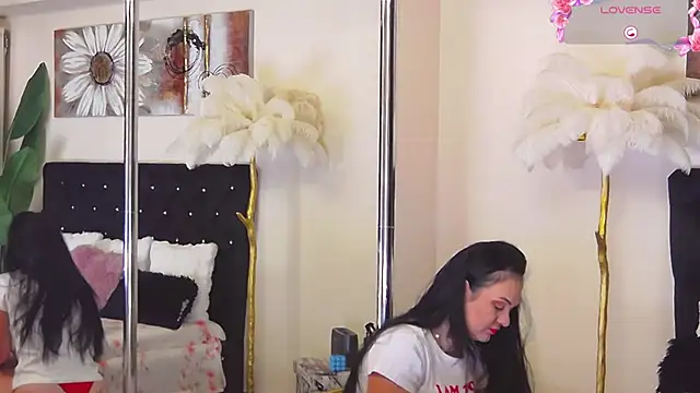 Snapshot of Estheraa chatting on 10/25/25, 04:22 Estheraa online show from 10/25/25, 04:22