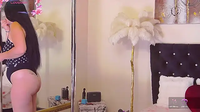 Snapshot of Estheraa chatting on 11/06/25, 05:22 Estheraa online show from 11/06/25, 05:22