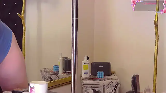 Snapshot of Estheraa chatting on 11/18/25, 05:22 Estheraa online show from 11/18/25, 05:22