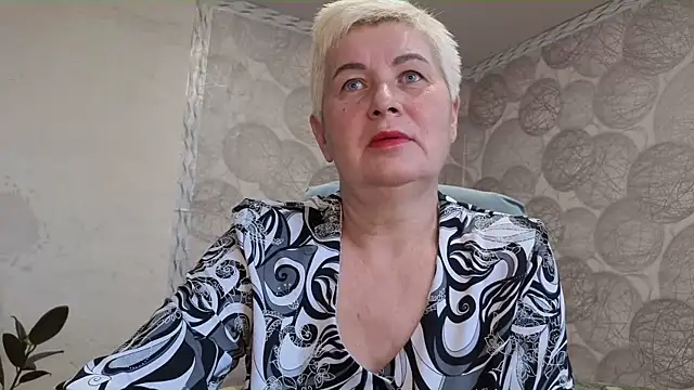 NicoleOlla online show from 10/28/25, 02:56