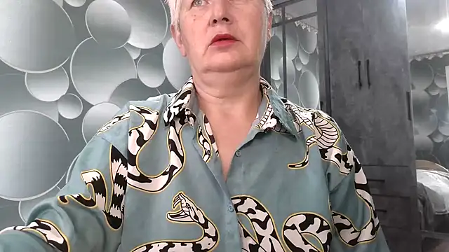 NicoleOlla online show from 10/05/25, 04:03