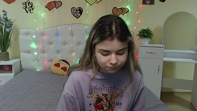 TinaRedly online show from 03/04/25, 04:27