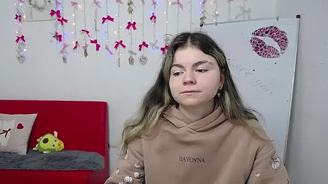 TinaRedly online show from 04/17/26, 07:55