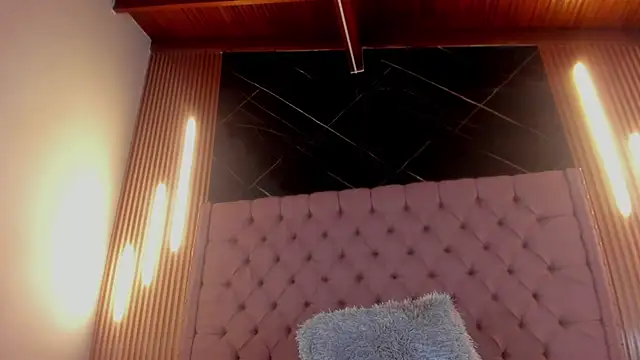 Snapshot of AinaPink chatting on 03/12/25, 04:56 AinaPink online show from 03/12/25, 04:56