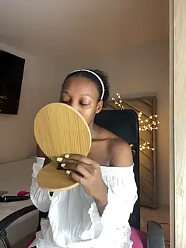 Snapshot of kellya_ chatting on 09/21/25, 10:37 kellya online show from 09/21/25, 10:37