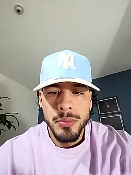 Snapshot of SilvaBranko chatting on 11/17/25, 01:31 SilvaBranko online show from 11/17/25, 01:31