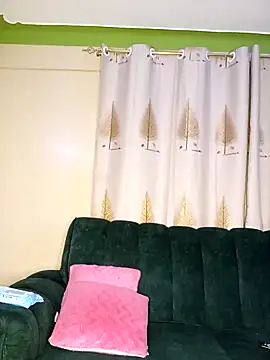 Snapshot of lauraporsi chatting on 01/05/25, 04:04 lauraporsi online show from 01/05/25, 04:04